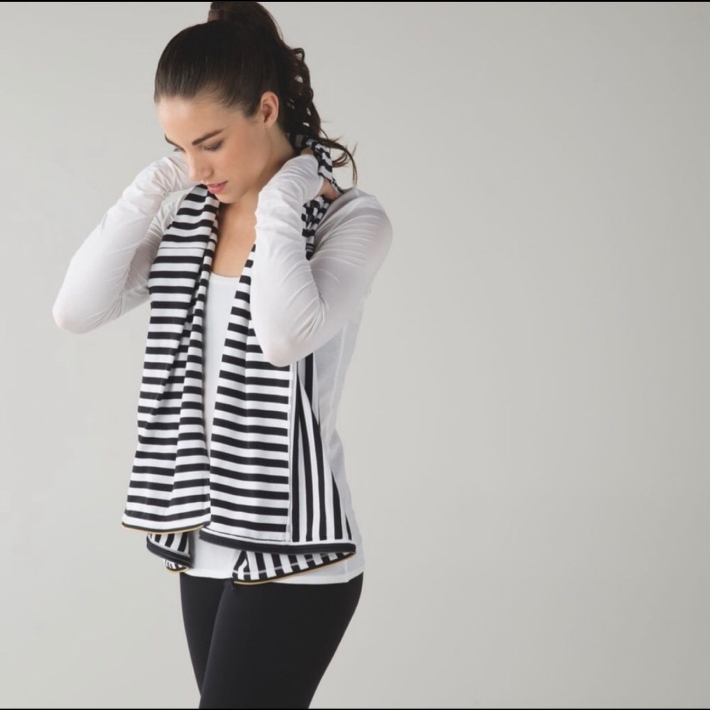Lululemon black and white stripe vinyasa scarf